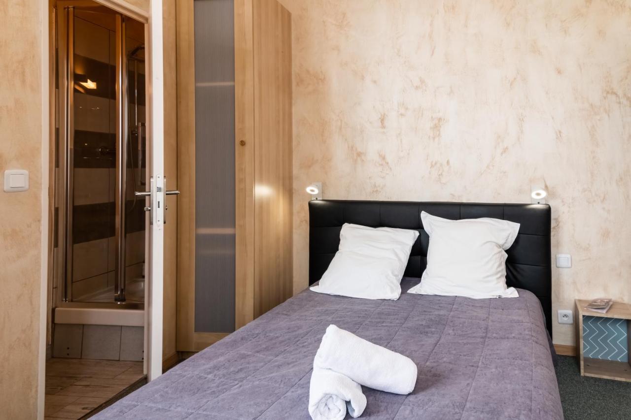 Hotel De La Gare Latresne Eksteriør bilde